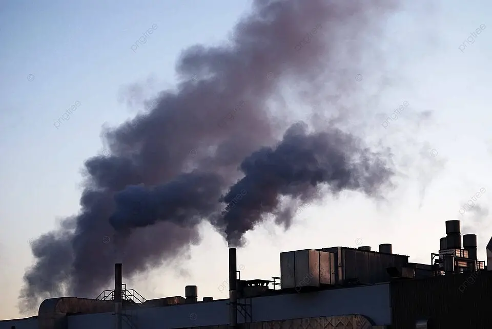 Camini industriali con emissioni in atmosfera al tramonto