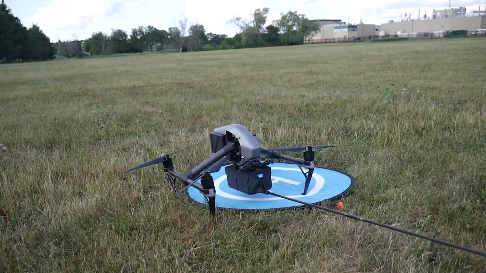 Drone-laboratorio DR2000 con impianto industriale sullo sfondo